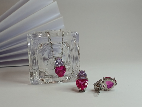 CONJUNTO DE BRINCO E COLAR CORAÇÃO DUPLO PINK E LILÁS - Image 2