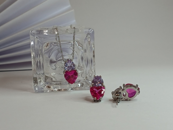 CONJUNTO DE BRINCO E COLAR CORAÇÃO DUPLO PINK E LILÁS - Image 3
