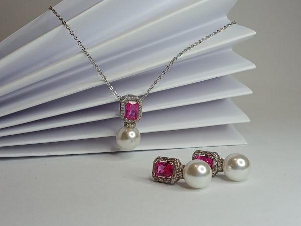 CONJUNTO DE BRINCO E COLAR PÉROLA