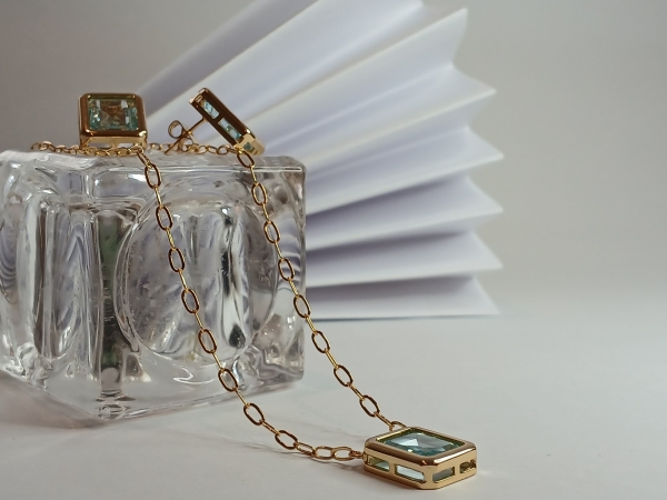 CONJUNTO INSPIRAÇÃO CARTIER DE BRINCO E COLAR PEDRA AZUL CLARO BANHO EM OURO