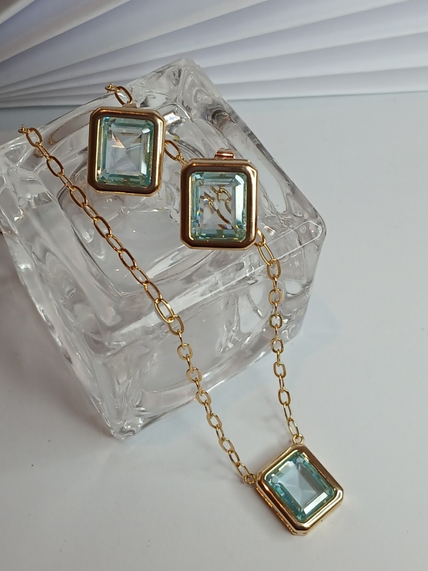 CONJUNTO INSPIRAÇÃO CARTIER DE BRINCO E COLAR PEDRA AZUL CLARO BANHO EM OURO - Image 2