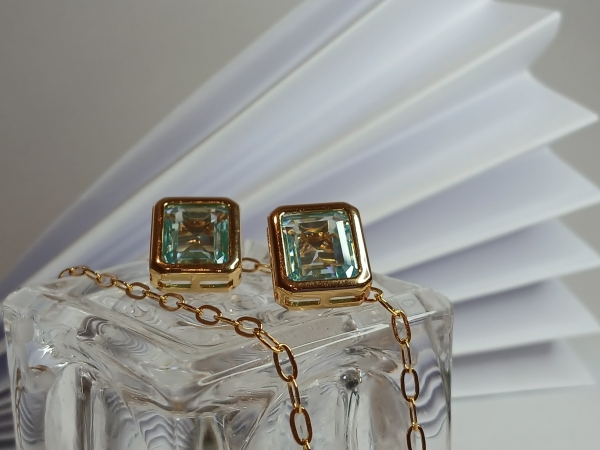CONJUNTO INSPIRAÇÃO CARTIER DE BRINCO E COLAR PEDRA AZUL CLARO BANHO EM OURO - Image 3