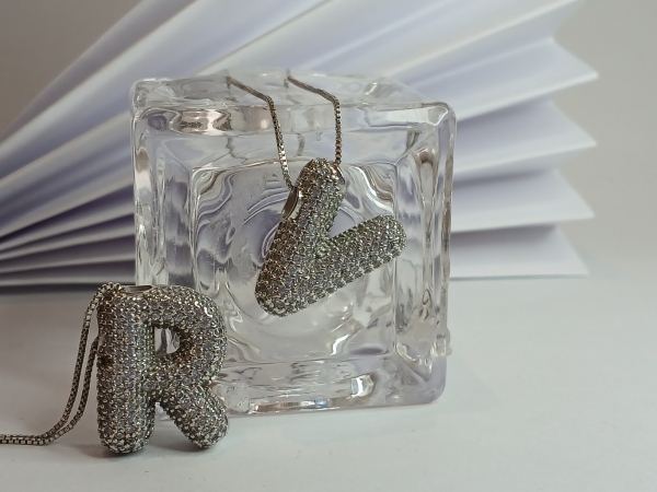 COLAR COM PINGENTE DE LETRA CRAVEJADO DE CRISTAL BANHO EM RÓDIO BRANCO