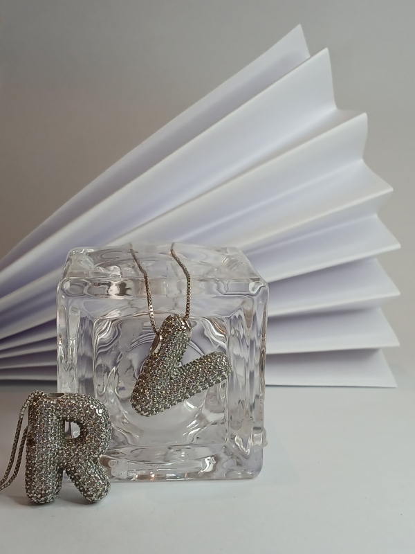 COLAR COM PINGENTE DE LETRA CRAVEJADO DE CRISTAL BANHO EM RÓDIO BRANCO - Image 2