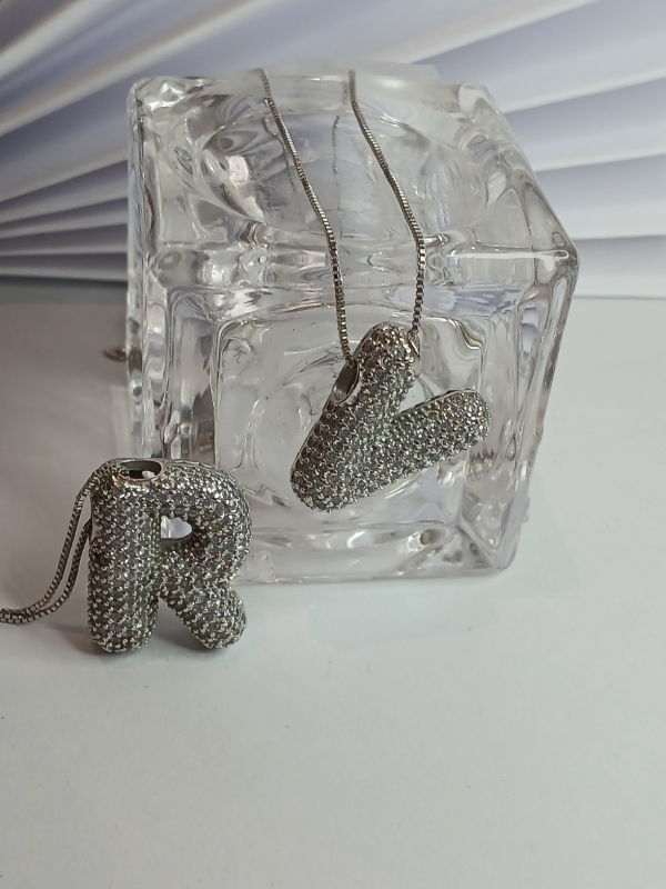 COLAR COM PINGENTE DE LETRA CRAVEJADO DE CRISTAL BANHO EM RÓDIO BRANCO - Image 3