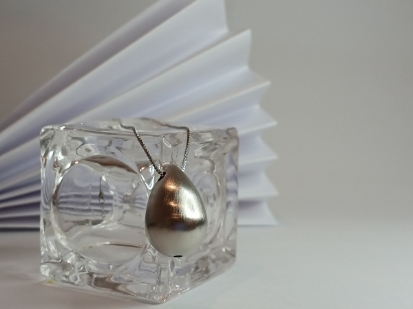 COLAR COM PINGENTE GOTA LISA BANHO RÓDIO BRANCO