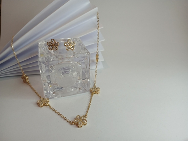 CONJUNTO DE BRINCO E COLAR COM PINGENTE DE FLORES CRAVEJADAS BANHO EM OURO