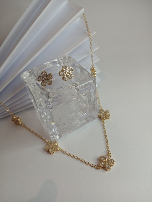 CONJUNTO DE BRINCO E COLAR COM PINGENTE DE FLORES CRAVEJADAS BANHO EM OURO - Image 2