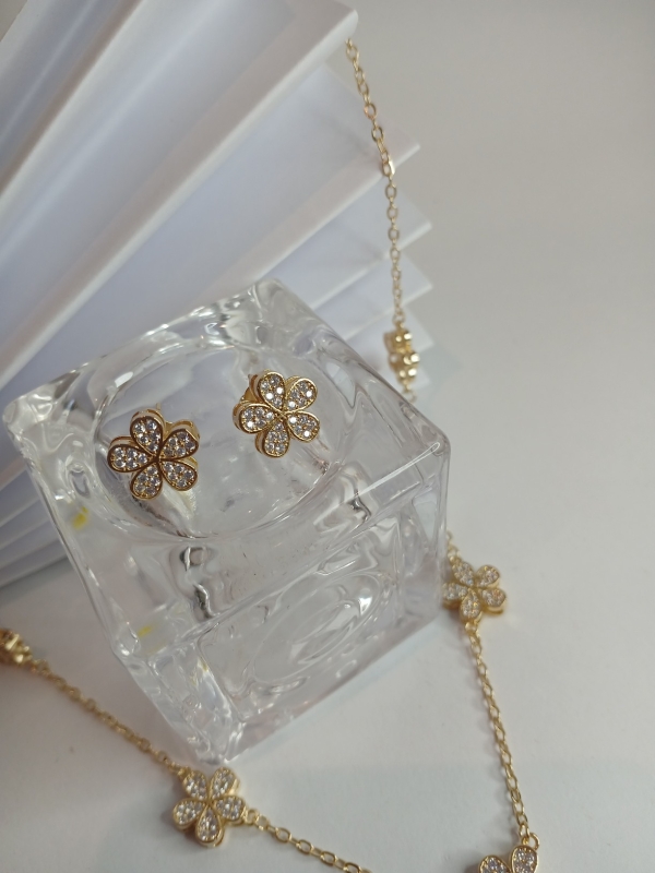 CONJUNTO DE BRINCO E COLAR COM PINGENTE DE FLORES CRAVEJADAS BANHO EM OURO - Image 3