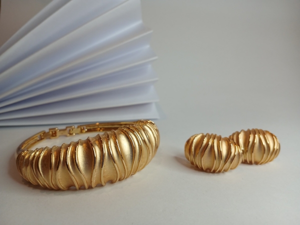 CONJUNTO DE BRINCO E BRACELETE DOURADO COM BANHO EM OURO