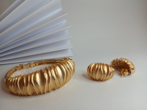 CONJUNTO DE BRINCO E BRACELETE DOURADO COM BANHO EM OURO - Image 2