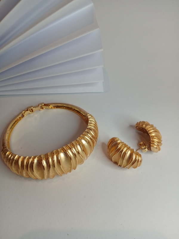 CONJUNTO DE BRINCO E BRACELETE DOURADO COM BANHO EM OURO - Image 3
