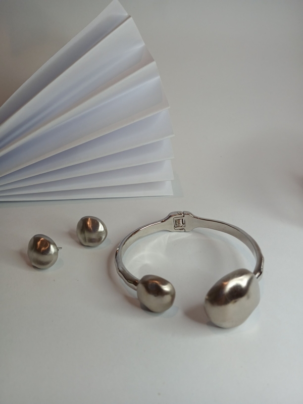 CONJUNTO DE BRINCO E BRACELETE LISO BANHO EM RÓDIO BRANCO - Image 2