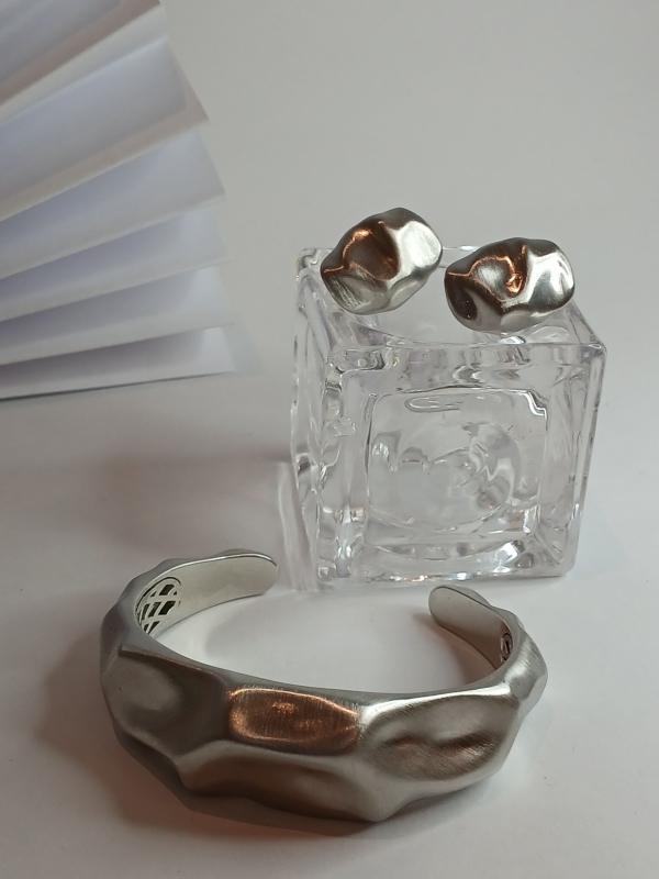 CONJUNTO DE BRINCO E BRACELETE FOSCO BANHO EM RÓDIO BRANCO - Image 3