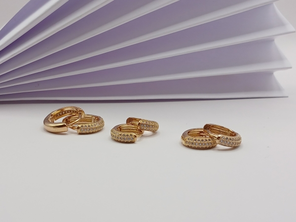 BRINCO DE TRIO CRAVEJADO CRISTAL COM BANHO EM OURO