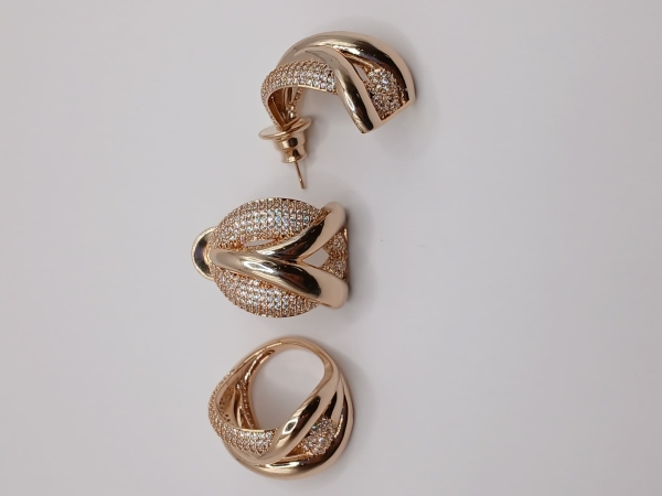 CONJUNTO ANEL E BRINCO DOURADO CRAVEJADO - Image 3