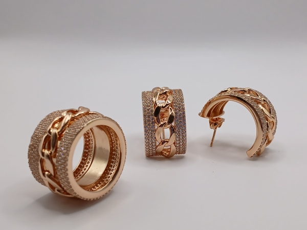 CONJUNTO ANEL E BRINCO DOURADO CRAVEJADO - Image 3