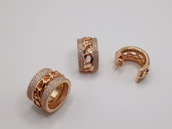 CONJUNTO ANEL E BRINCO DOURADO CRAVEJADO - Image 2