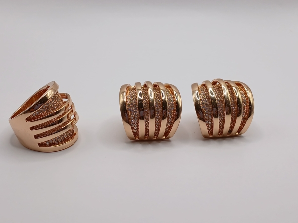 CONJUNTO ANEL E BRINCO DOURADO CRAVEJADO - Image 2