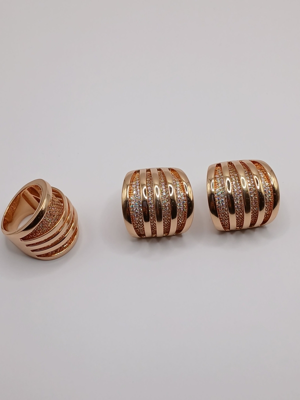 CONJUNTO ANEL E BRINCO DOURADO CRAVEJADO