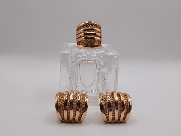 CONJUNTO ANEL E BRINCO DOURADO CRAVEJADO - Image 3
