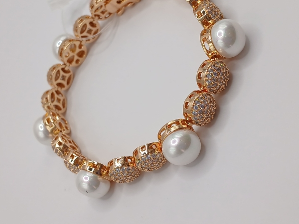 PULSEIRA CRAVEJADA COM CRISTAIS E PÉROLAS