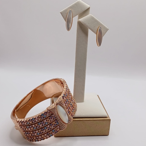CONJUNTO BRINCO E BRACELETE CRAVEJADO COLORIDO BANHO EM OURO - Image 4