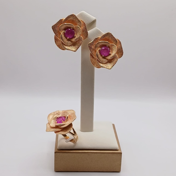 CONJUNTO BRINCO E ANEL FLOR LILÁS BANHO EM OURO - Image 2