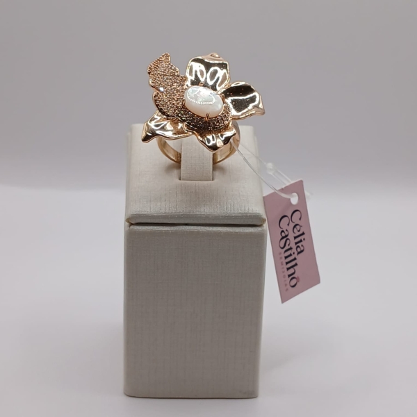 ANEL DE FLOR DOURADO CRAVEJADO